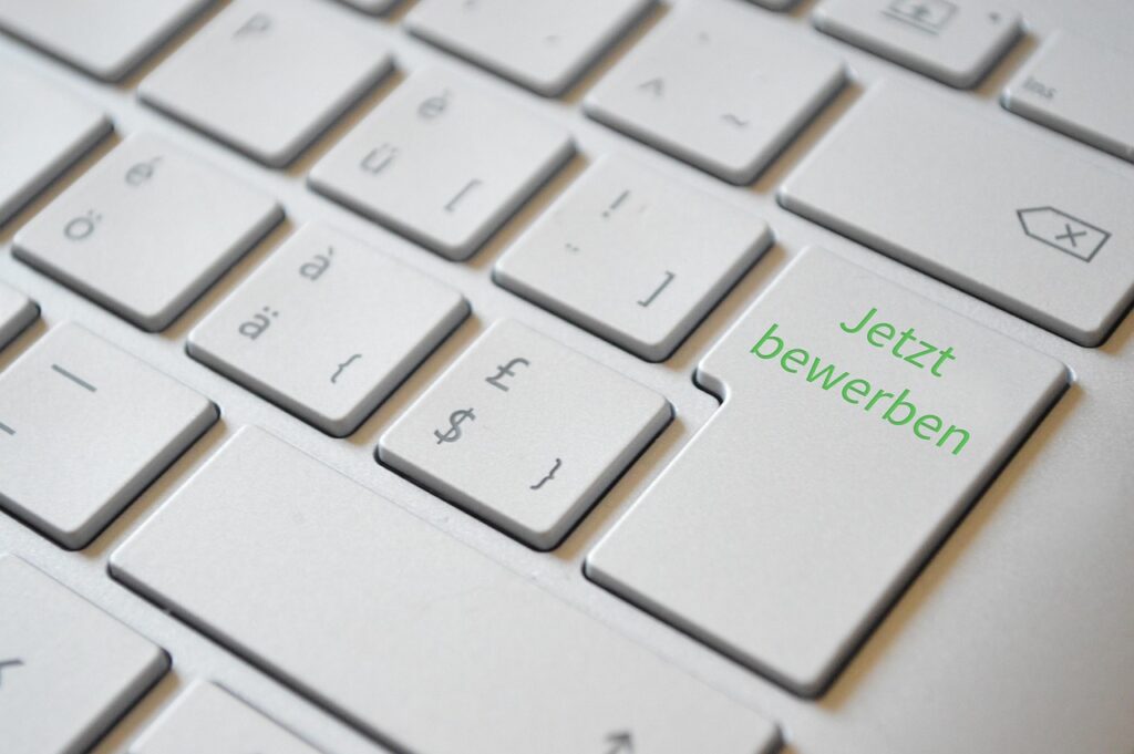 副業OKな会社でストレス少ない働き方は？