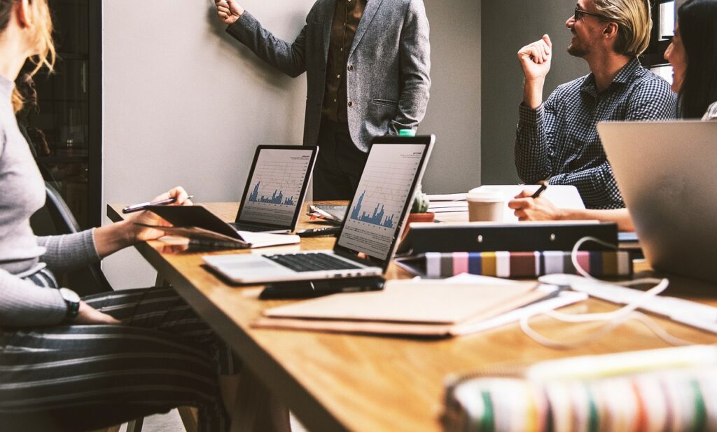 副業OKの会社でストレス少ない働き方はどのようなものですか？