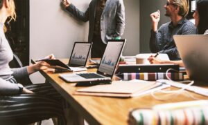 副業OKの会社でストレス少ない働き方はどのようなものですか？