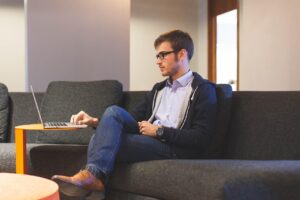 フリーランスとしてストレス少ない働き方を実現する方法は？